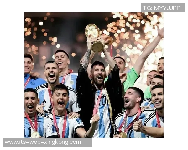 全球足球传奇前十八位明星球员的辉煌历程与成就回顾